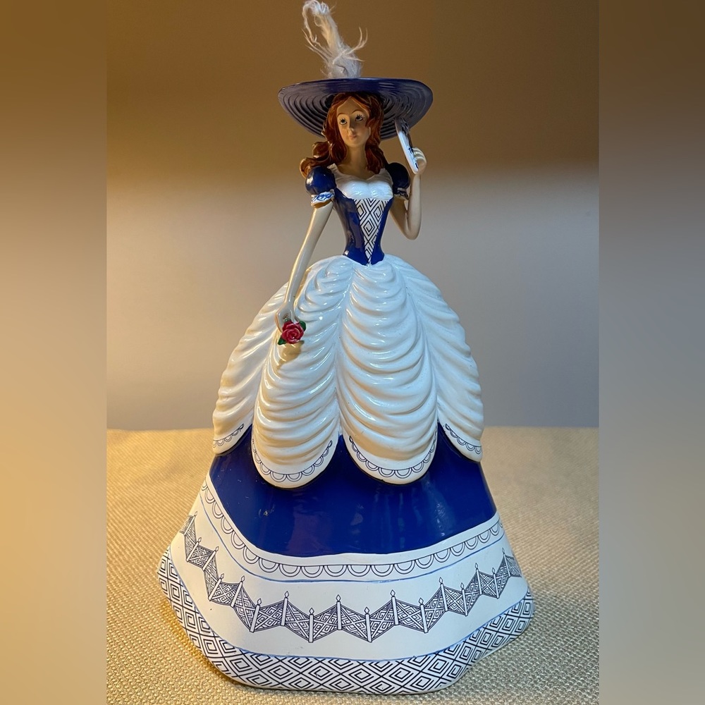 Hamilton Collection Figurine The Blue Willow Lady Collection Paulina